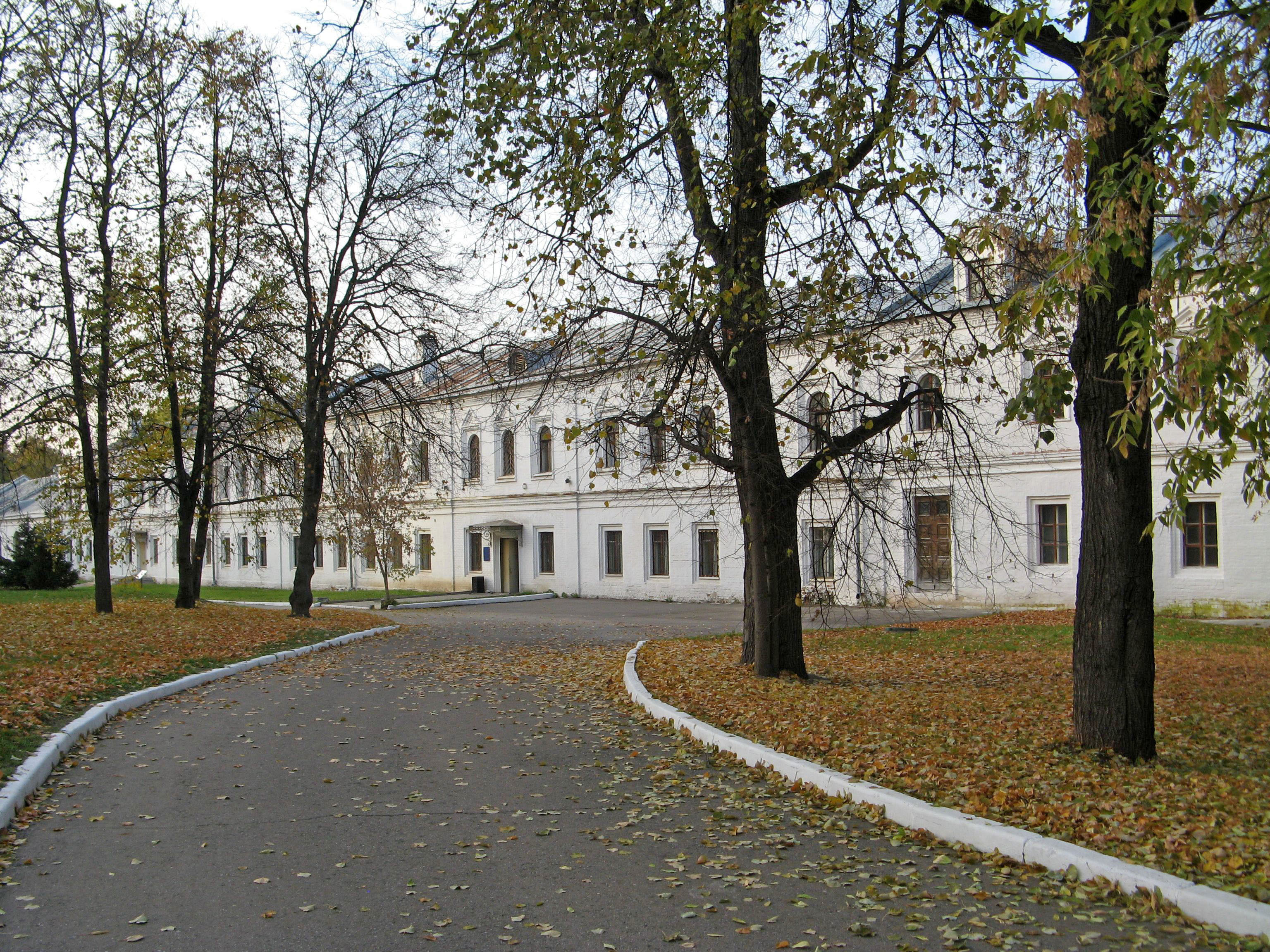 Городок баумана 2 стр 14. Офицерский корпус Измайлово усадьба. Богадельня Измайловском острове. Музея усадьба Измайлова издалека. Южный служебный корпус у задних ворот Измайлово усадьба.