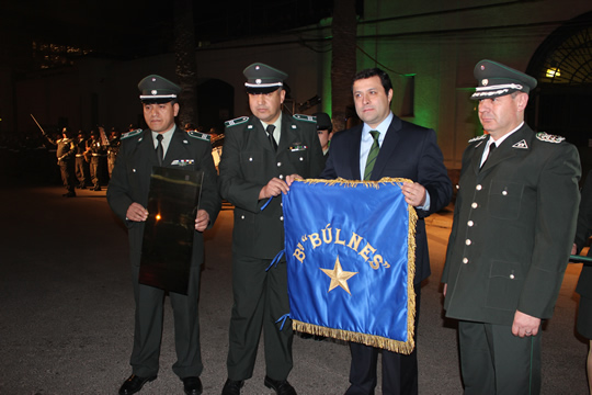 Gendarmes reciben simbólicamente en una ceremonia la replica del Estandarte del Batallón Bulnes junto al entonces Director Nacional, quien la depositó en la actual Penitenciaría de Santiago (Centro de Detención Preventiva Santiago Sur).