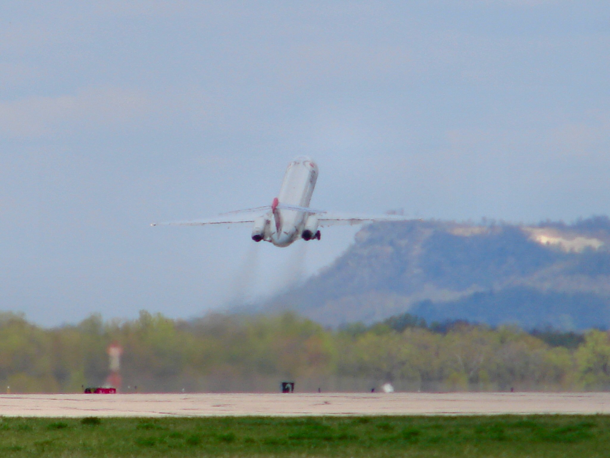 A DC-9 liftin off LSE (293290593).jpg