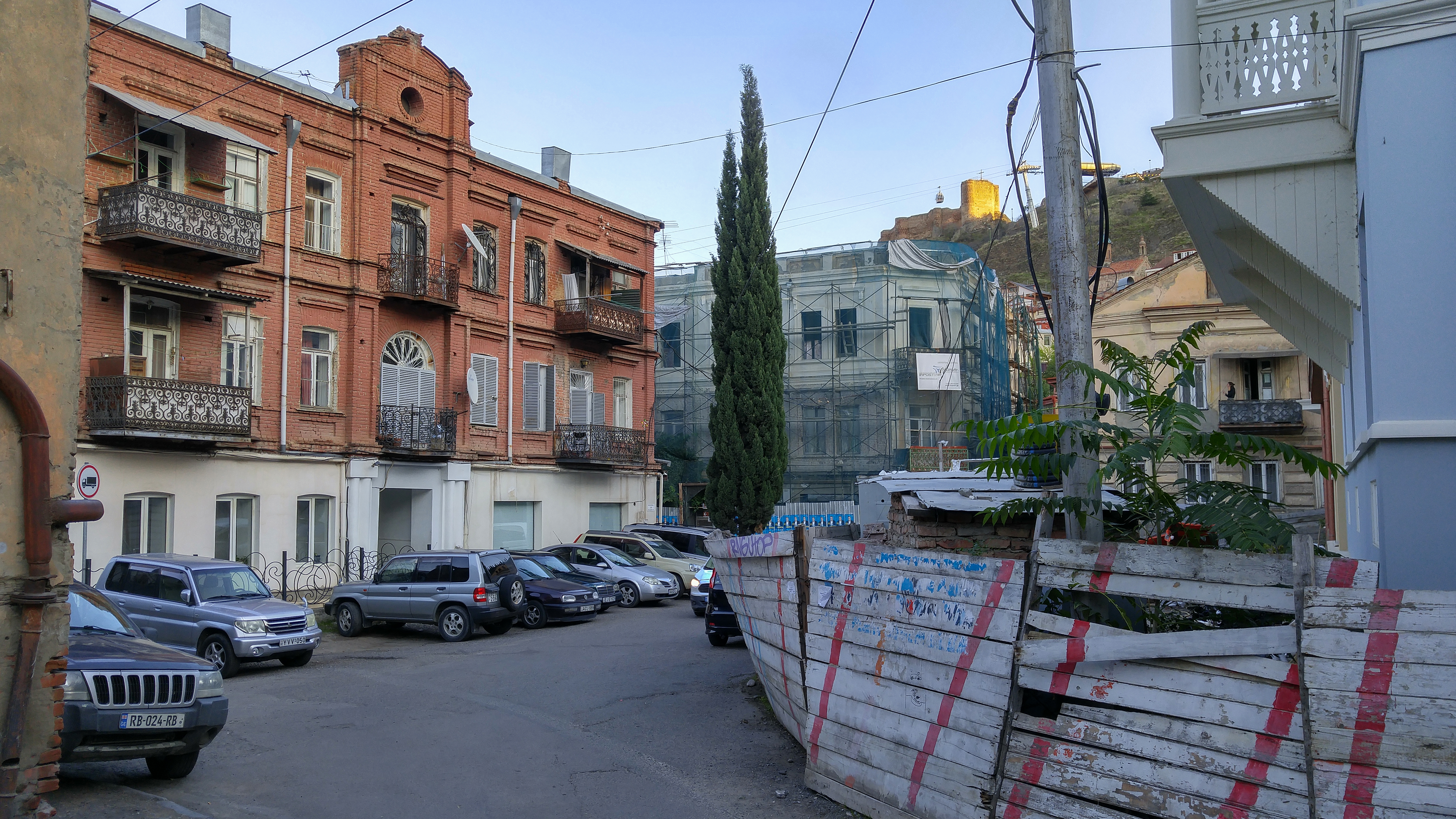 Tbilisi streets. Улица або Тбилели Тбилиси. Тбилиси або Тбилели дом 8. Тбилиси реновация або Тбилели. Ул. Ломтатидзе 4, Тбилиси.