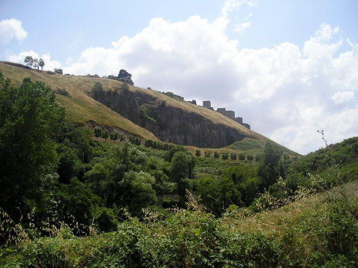 File:Antica cava sotto il Castello di Melfi.jpg