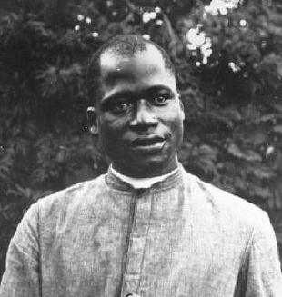 File:Baba Simon peu après son ordination.png