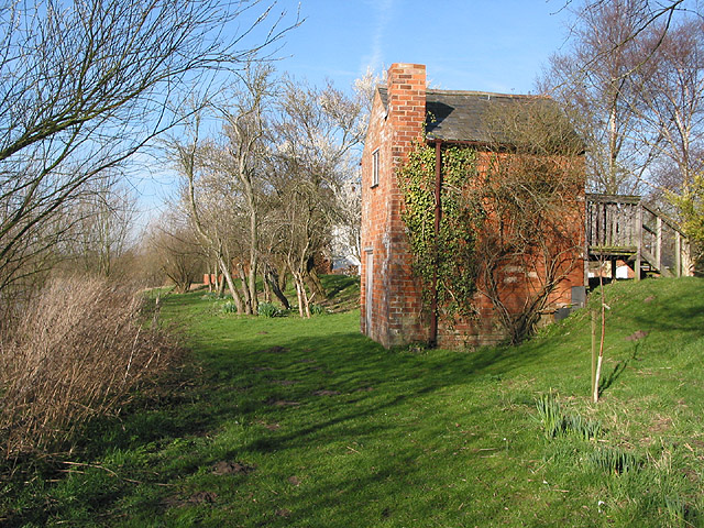 File:Building by the River Severn - geograph.org.uk - 683104.jpg