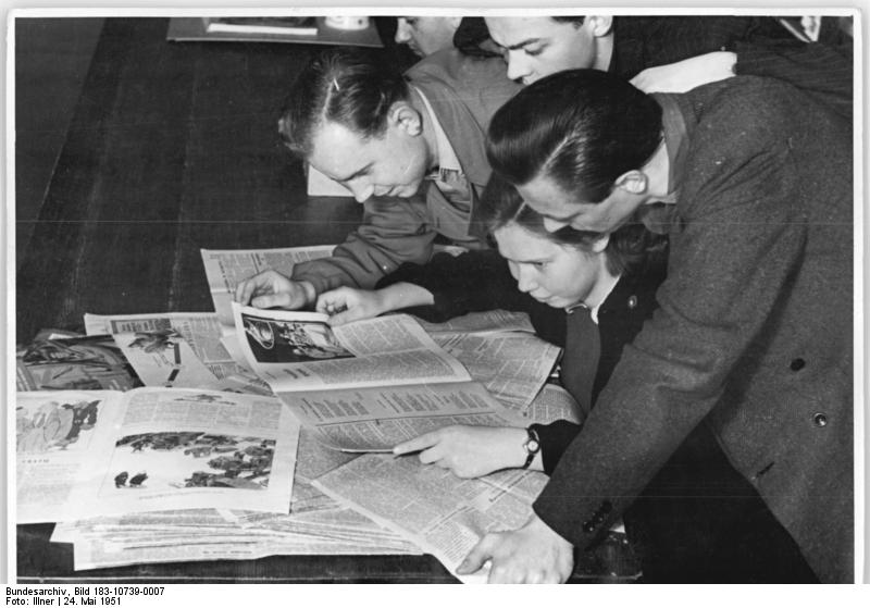 File:Bundesarchiv Bild 183-10739-0007, Leipzig, Universität, Studenten Zeitungen studierend.jpg