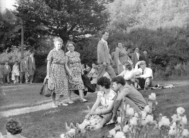 File:Bundesarchiv Bild 183-84072-0001, Berlin, Volkspark Friedrichshain, Erholungssuchende.jpg