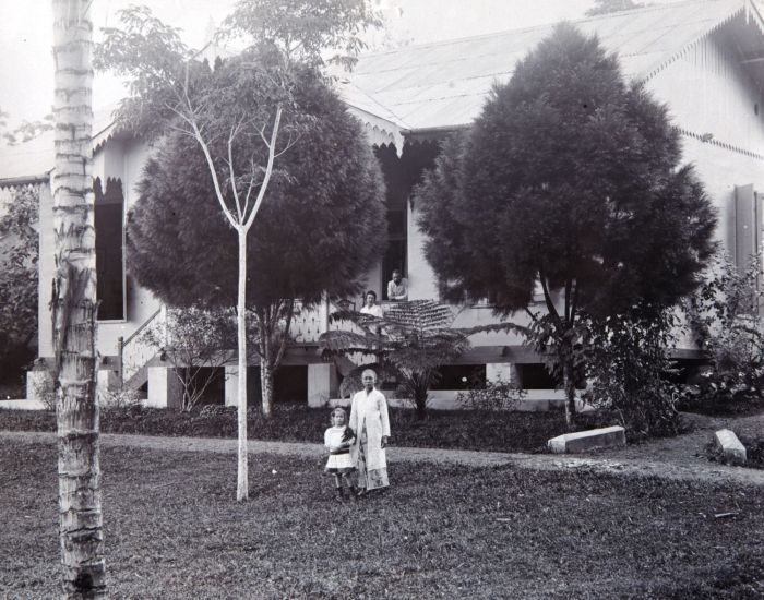 File:COLLECTIE TROPENMUSEUM De familie H.N. van der Heyden met dochter Cornelia en de baboe voor hun huis in Taroetoeng TMnr 60050399.jpg