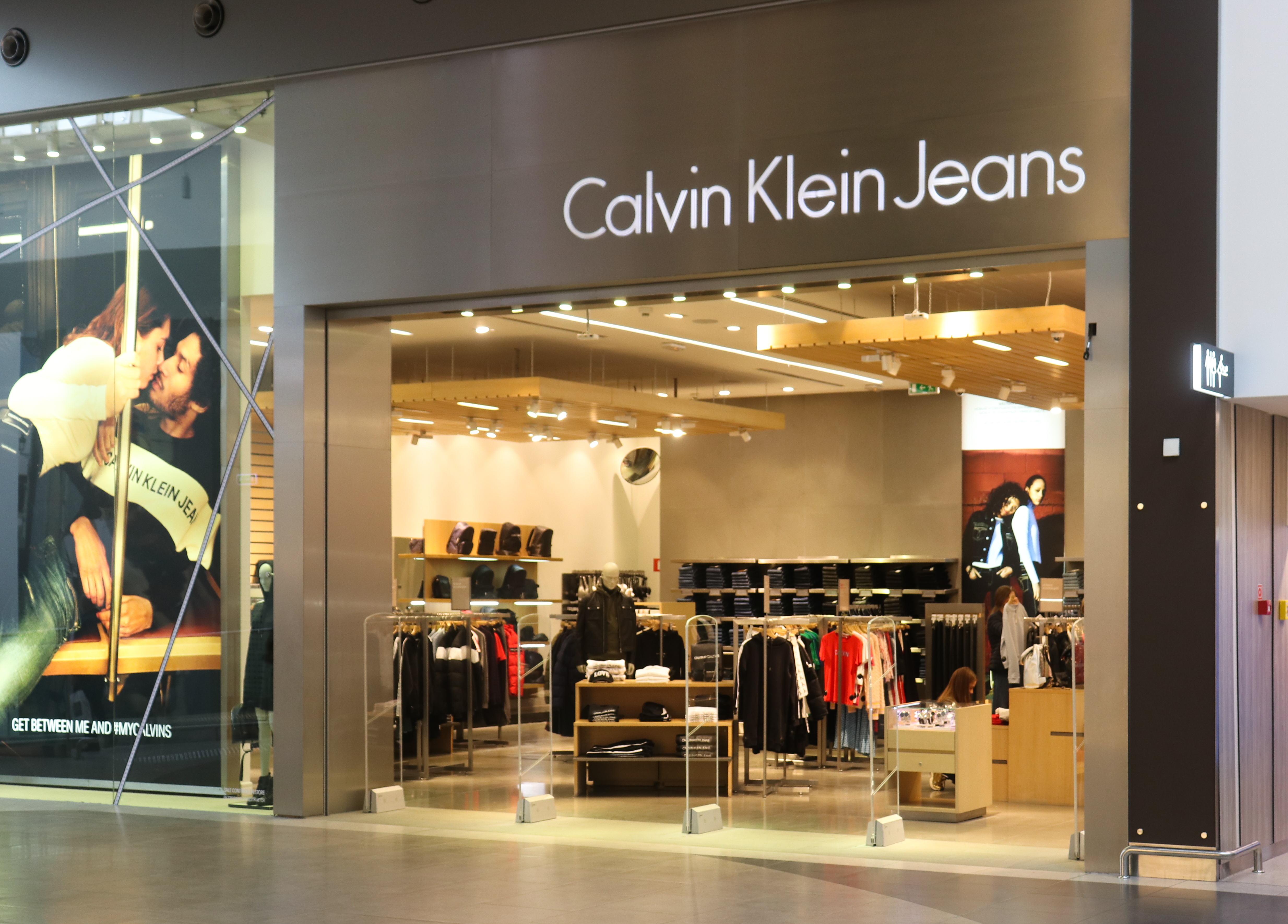 2.531 fotos de stock e banco de imagens de Calvin Klein Storefront - Getty  Images