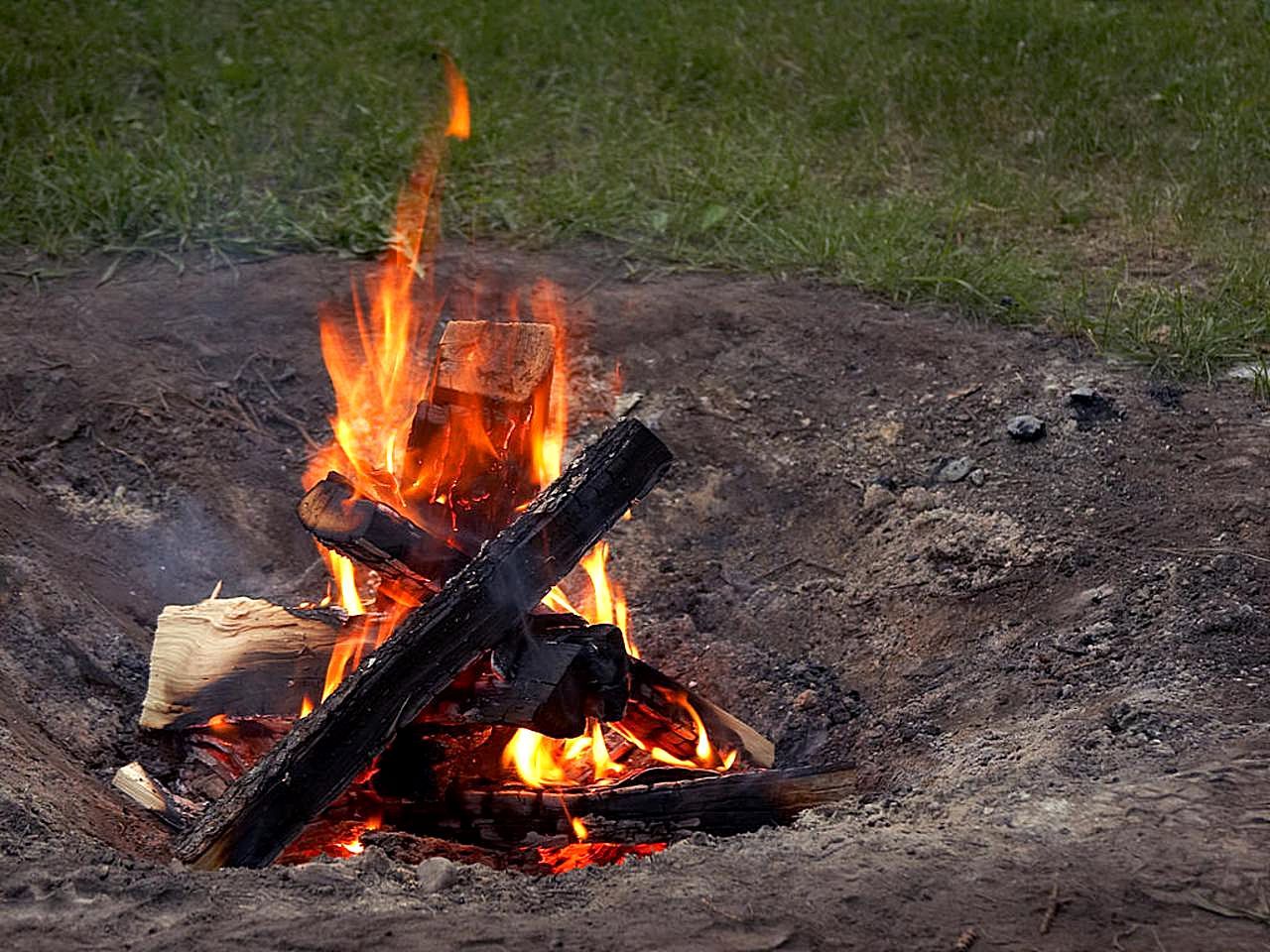 File:Campfires burning wood pits.jpg - Wikimedia Commons