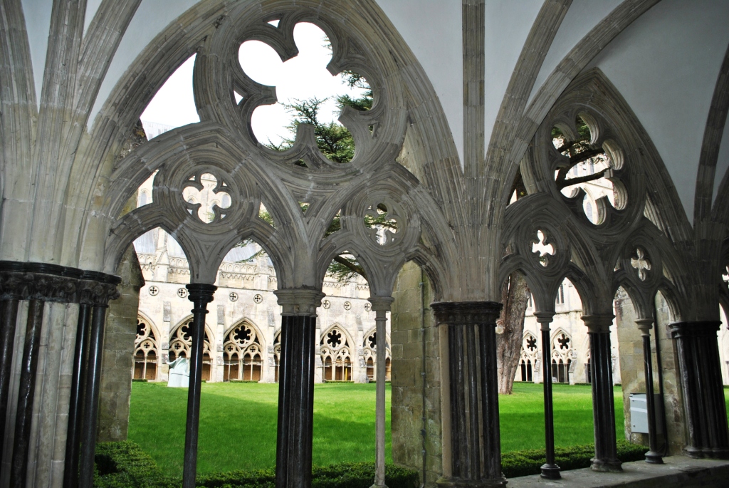 Eras of Renaissance Church. Match the Words in the Box to the photos Castle Cathedral Church Palace Square.