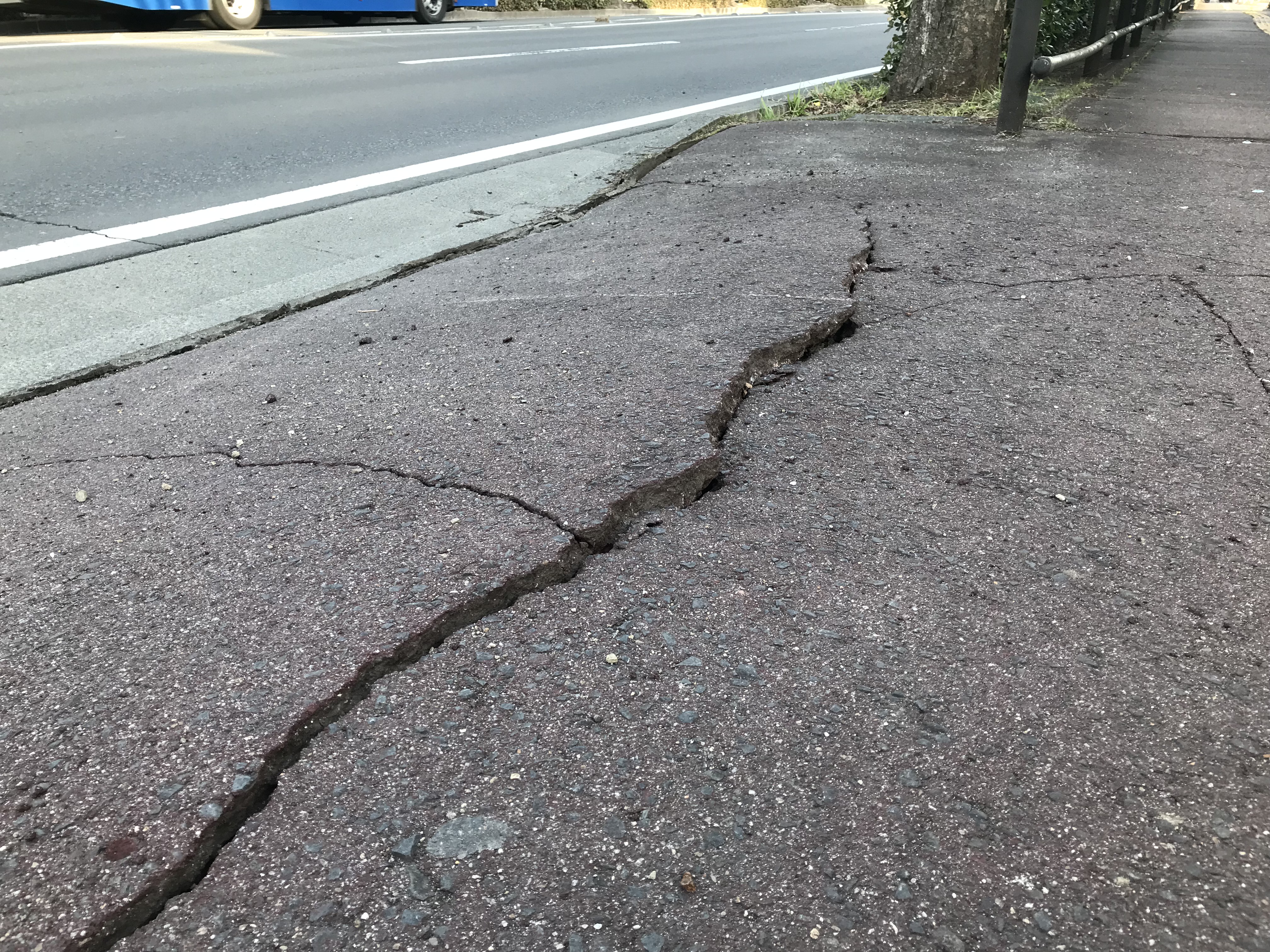Землетрясение Фукусима. Cracked Road. Crack Road. Cricle three Lane Road cracks. Землетрясение 2022 году