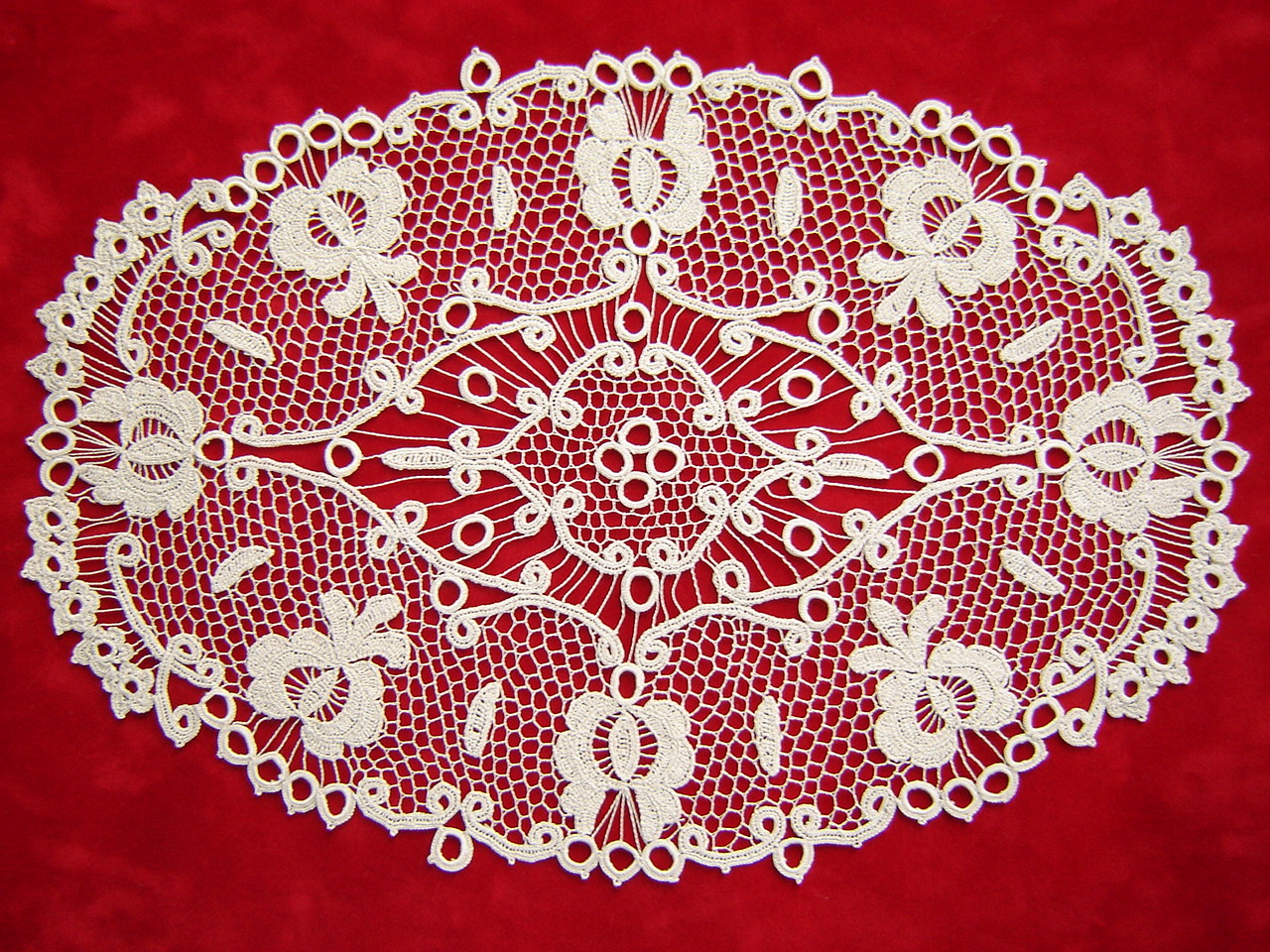 https://upload.wikimedia.org/wikipedia/commons/b/bb/Csetneki_Crochet_Lace_from_Slovakia.jpg