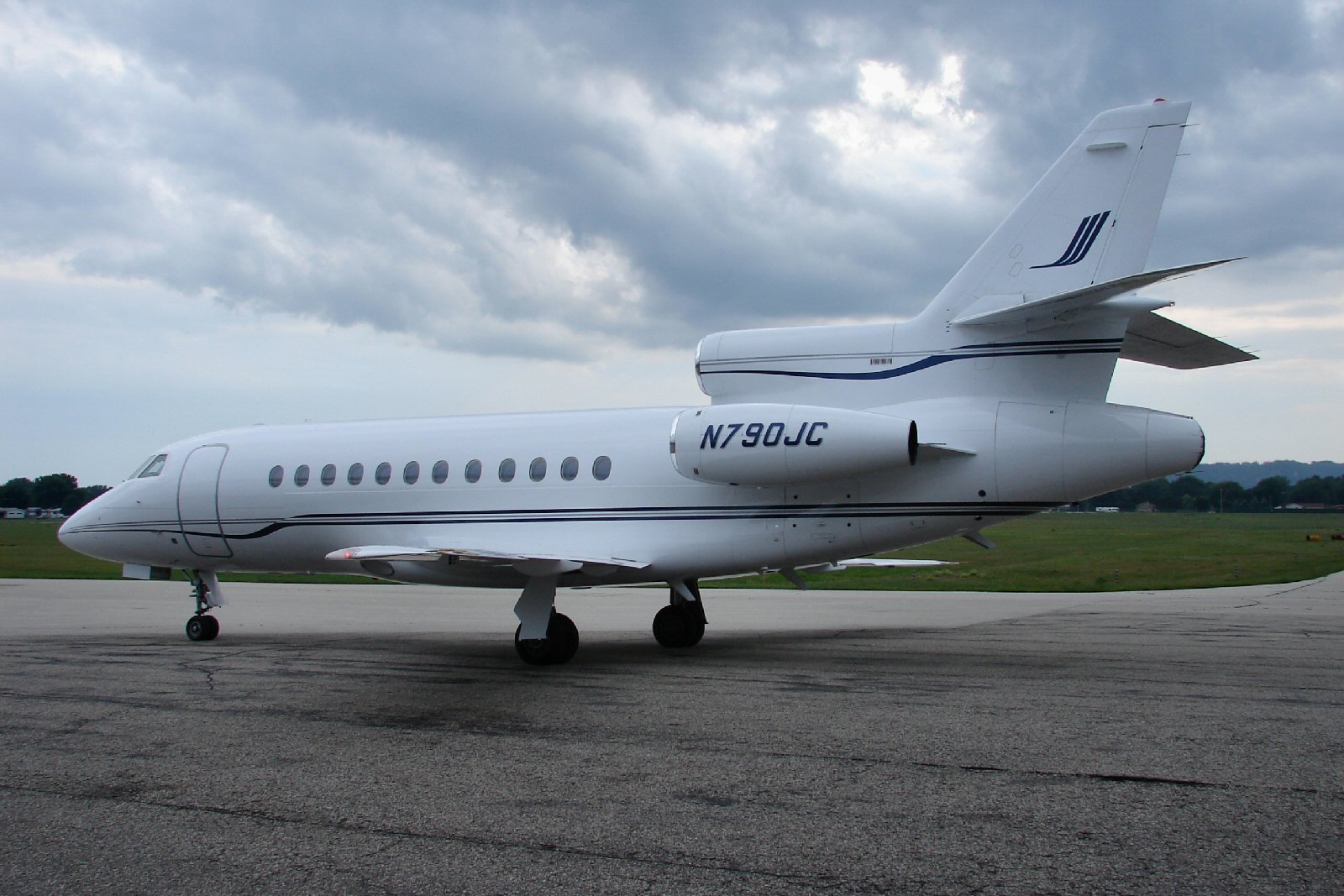 Dassault Falcon 900 (293278584).jpg