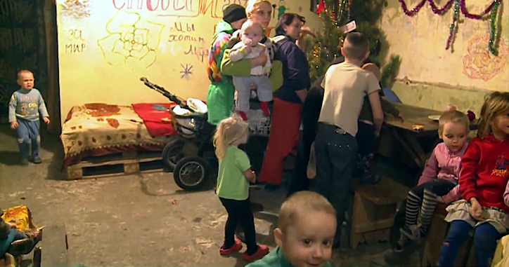File:Ded Moroz visits children in Donetsk bomb shelter, 6 January 2015 (4).jpg
