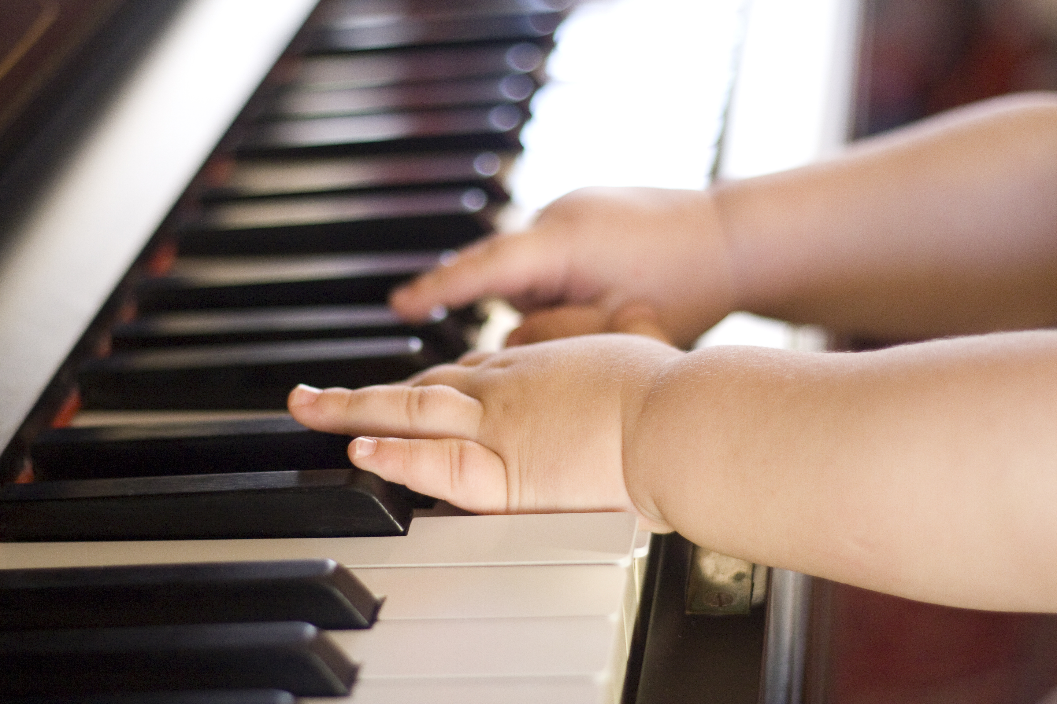 Музыка для малышей за 5 минут. Фортепиано. Ребенок за пианино. Ребенок за роялем. Маленький пианист.