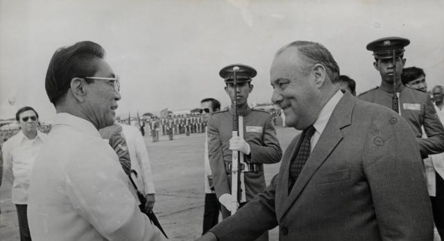 File:His excellency the President welcomes the New Zealand Prime Minister, 27 January 1980.jpg