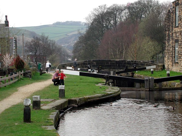 File:Hollins Lock - geograph.org.uk - 411021.jpg