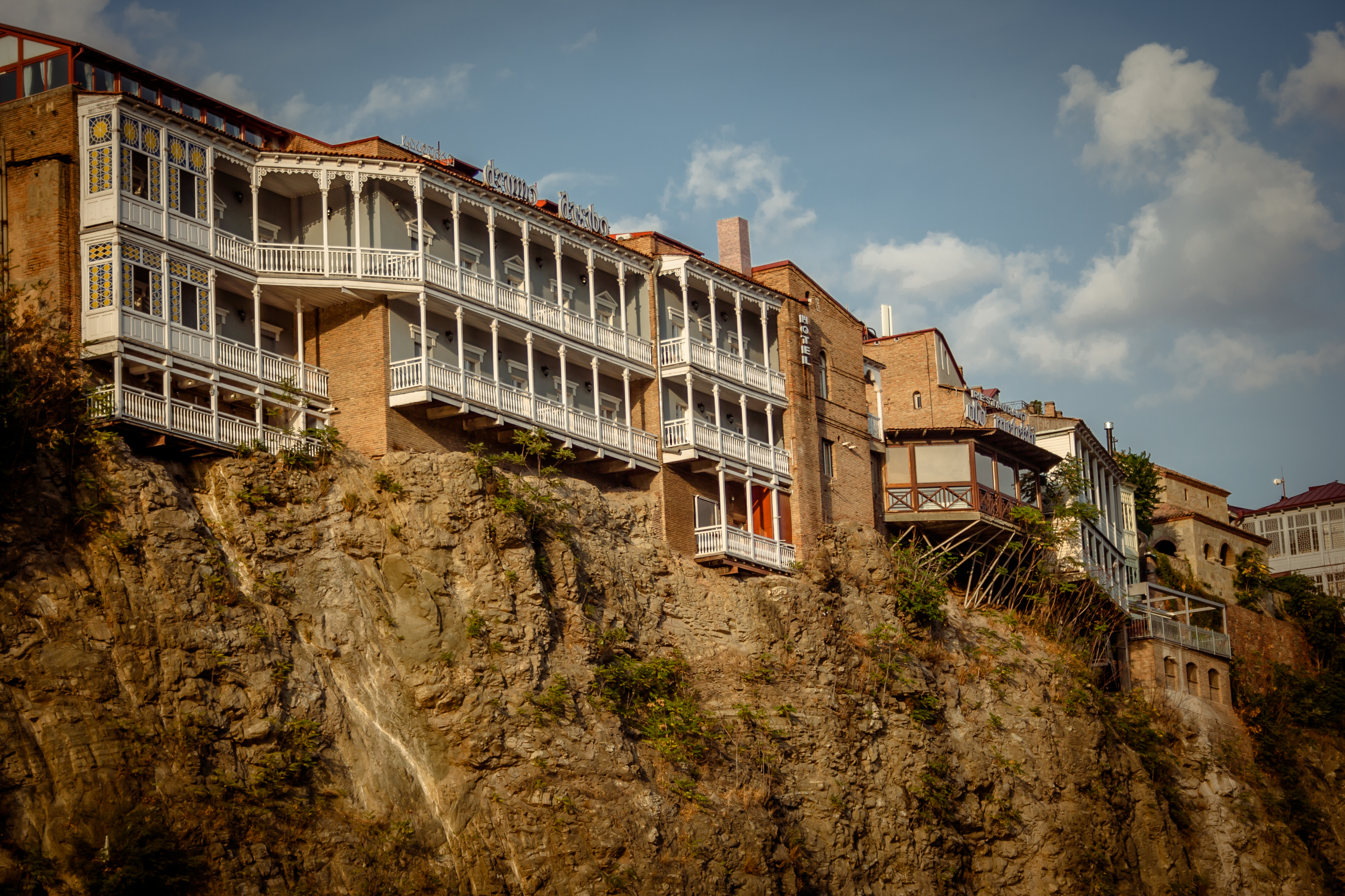 Тбилиси гостиница над курой