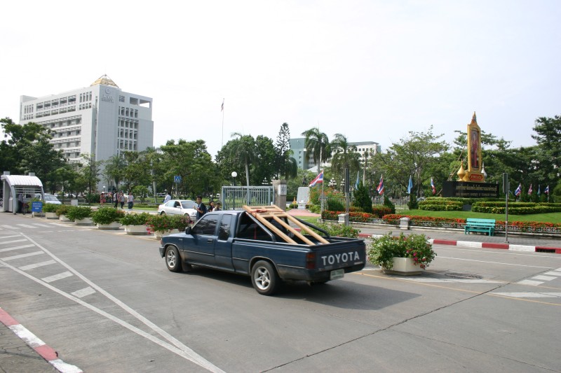 File:KMUTT main gate.jpg