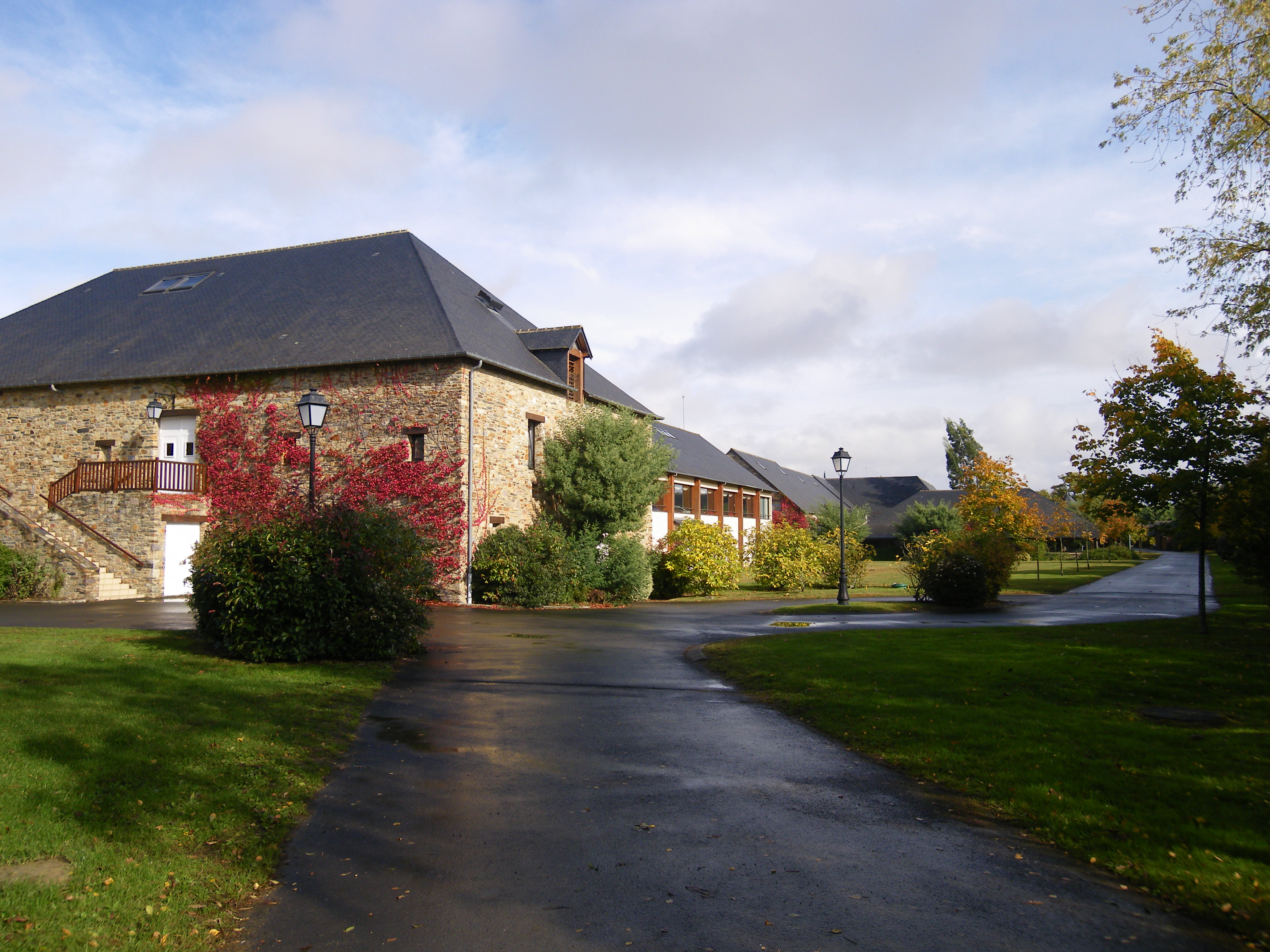 File Le Manoir De L Automobile De Loheac Panoramio 1 Jpg Wikimedia Commons