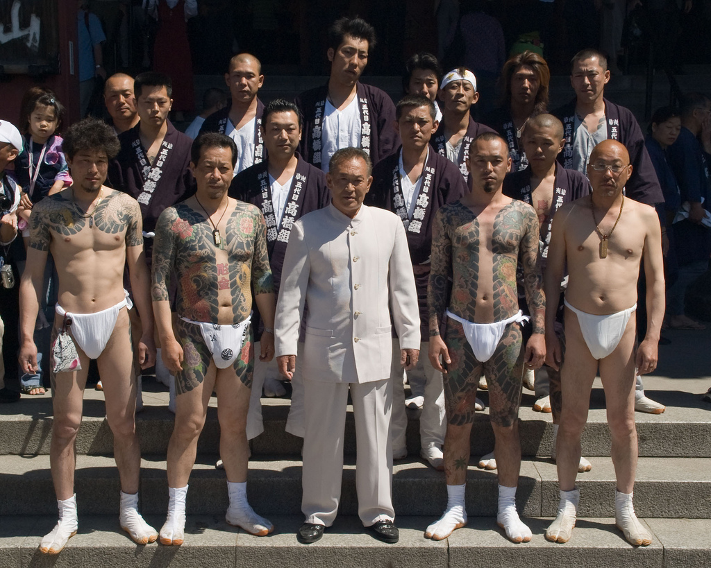 صورة لبعض أفراد الياكوزا تظهر الوشوم التي تغطي أجسادهم