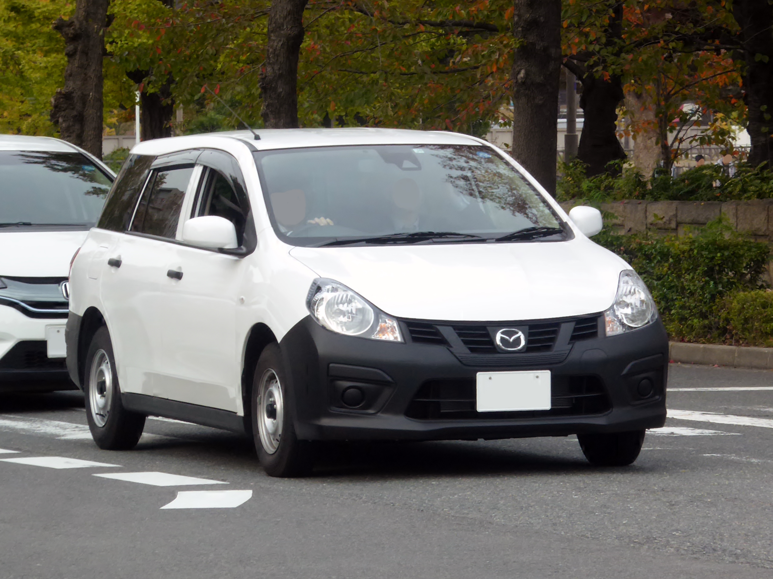 ファイル:Mazda FAMILIA VAN DX (DBA-BVY12) front.jpg Wikipedia