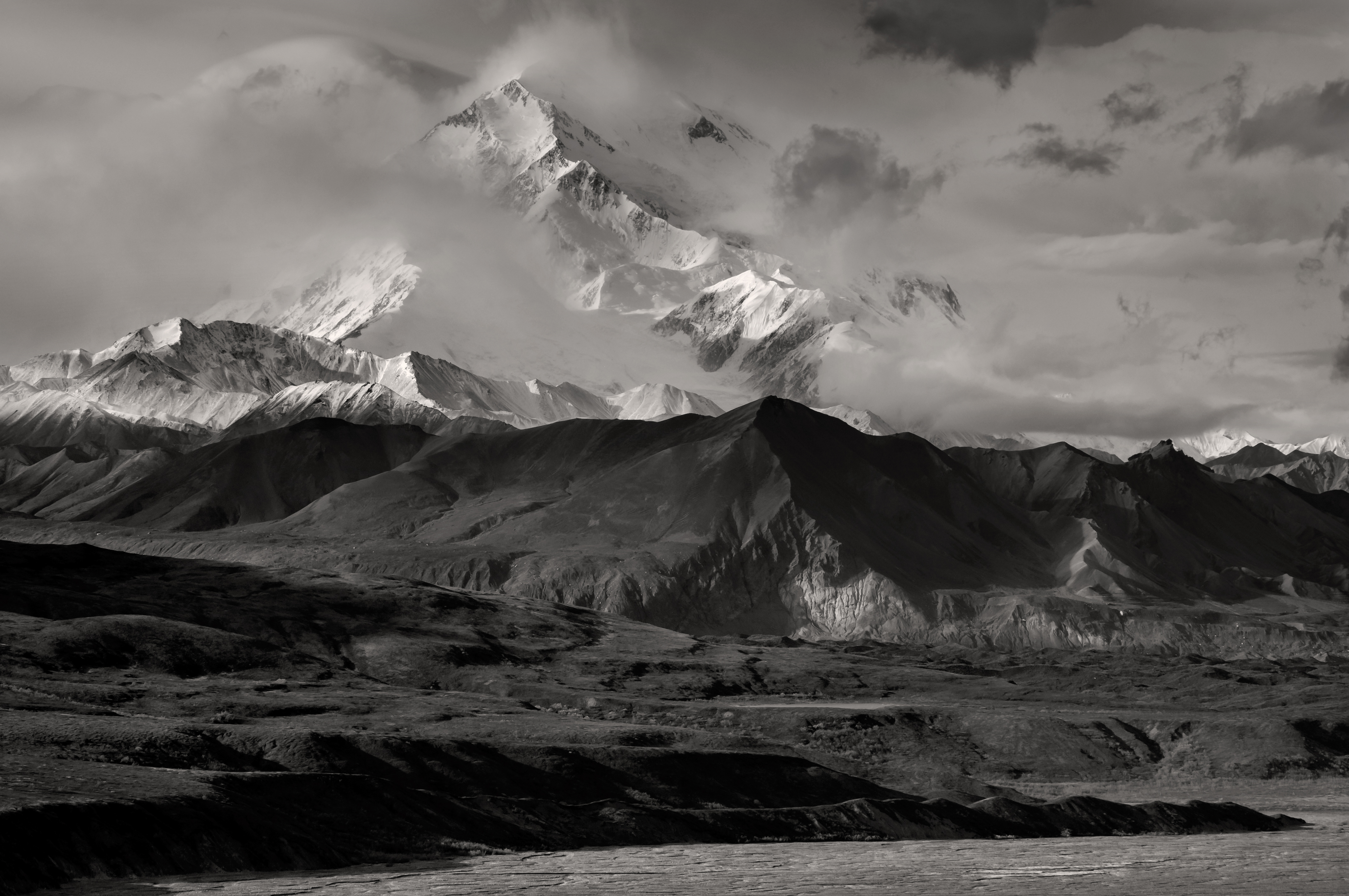 Grey mountains. Горы. Пейзаж горы. Серые горы. Вершина горы.