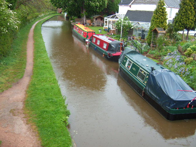 File:Narrowboats - geograph.org.uk - 433040.jpg