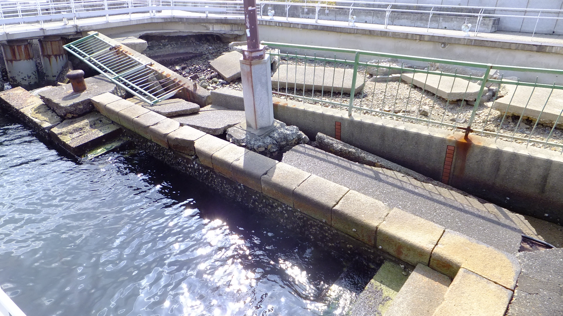 File Port Of Kobe Earthquake Memorial Park No 4 Jpg Wikimedia Commons