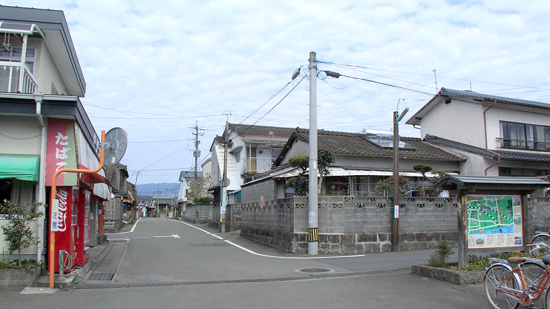 File:Sagarahan-ganjyouji station front 1.jpg