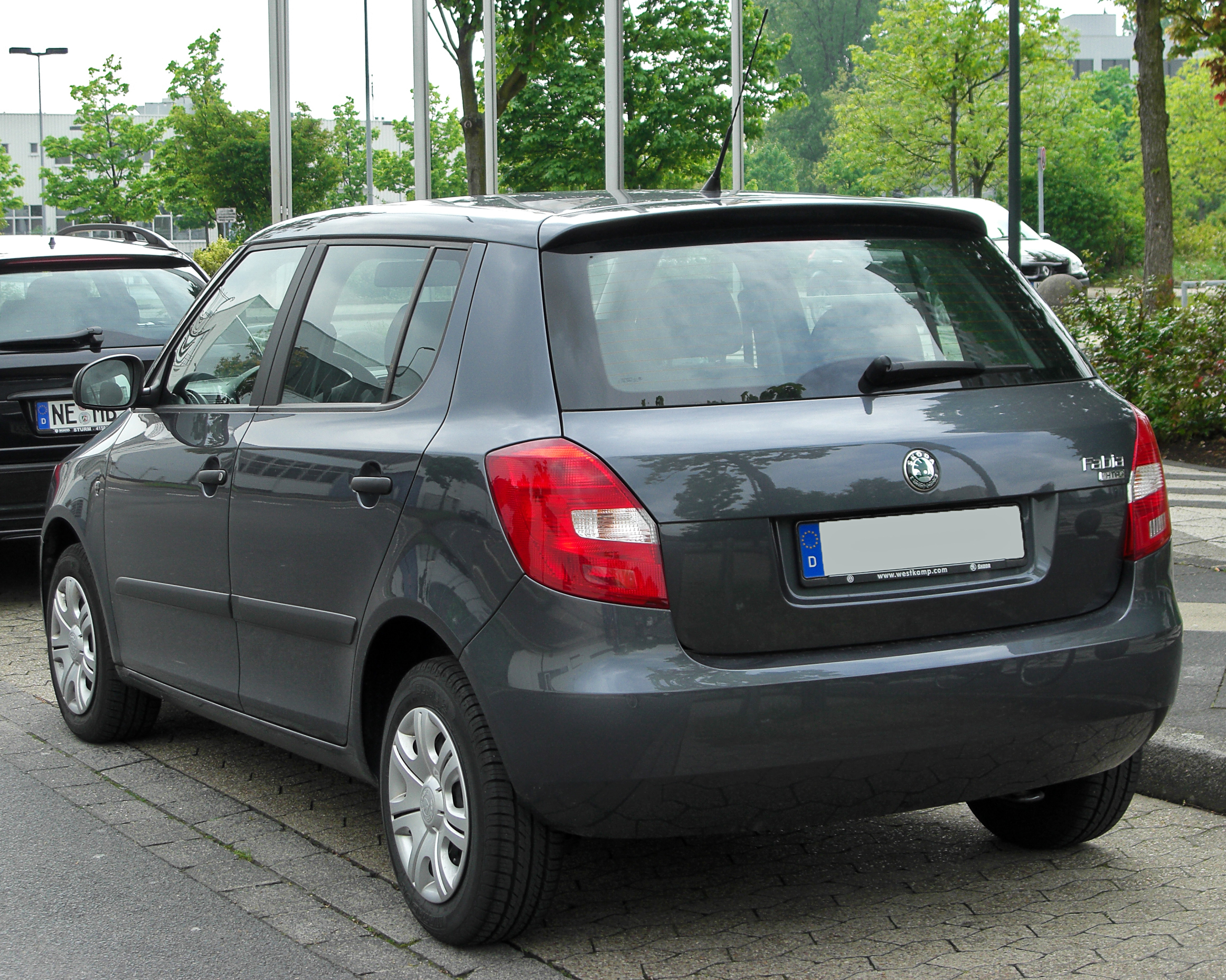 https://upload.wikimedia.org/wikipedia/commons/b/bb/Skoda_Fabia_II_rear_20100508.jpg