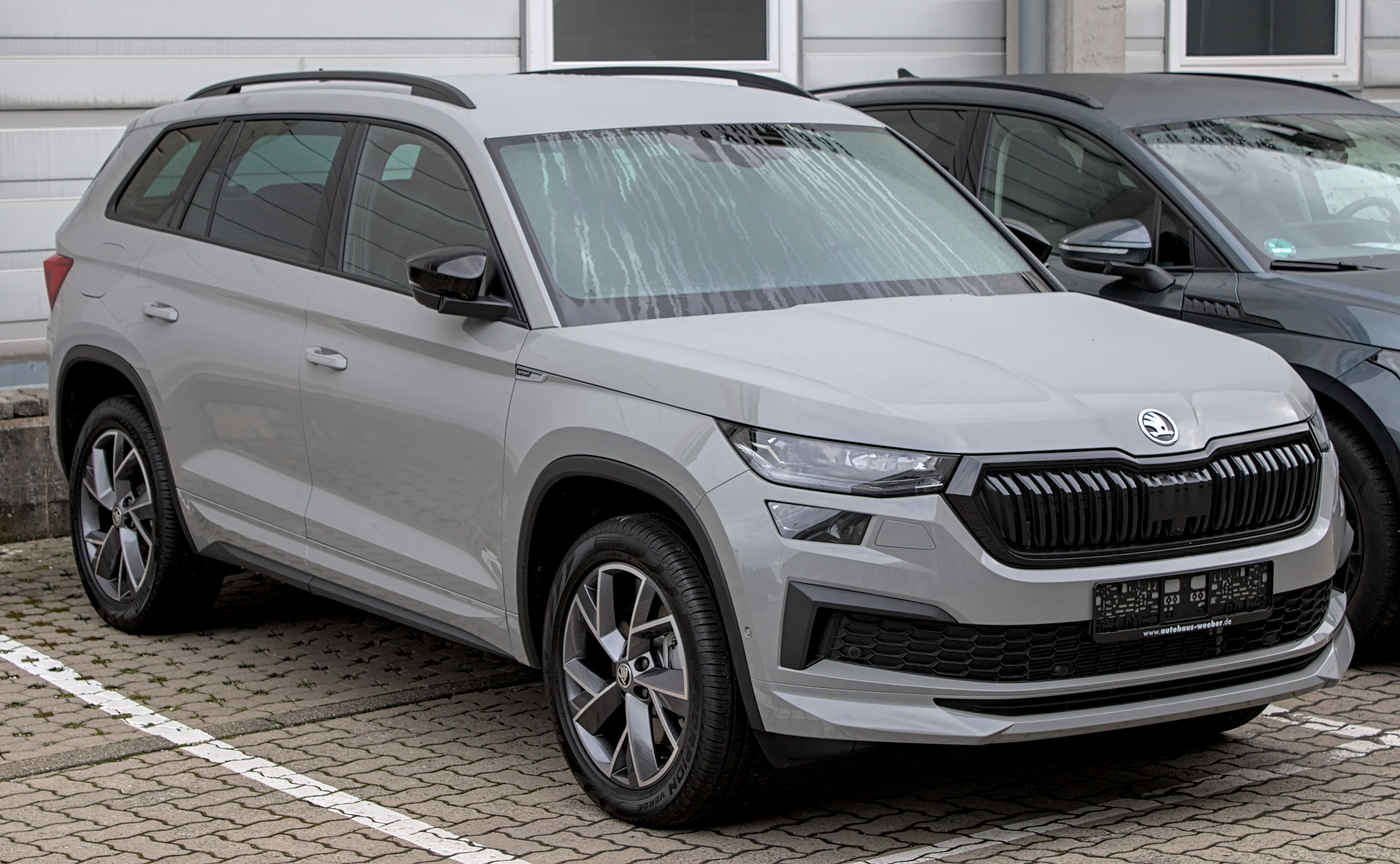 https://upload.wikimedia.org/wikipedia/commons/b/bb/Skoda_Kodiaq_Facelift_IMG_5978.jpg