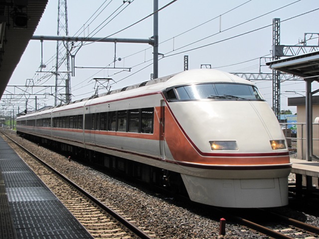 File:TOBU100 for Spacia Kinugawa 1-go at Kurihashi Station.jpg