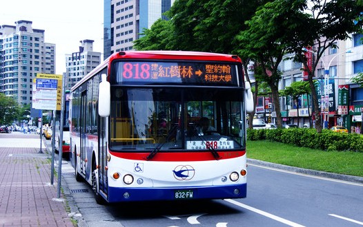 File:Tamsui Bus 832-FW at MRT Hongshulin Station 20120425.jpg