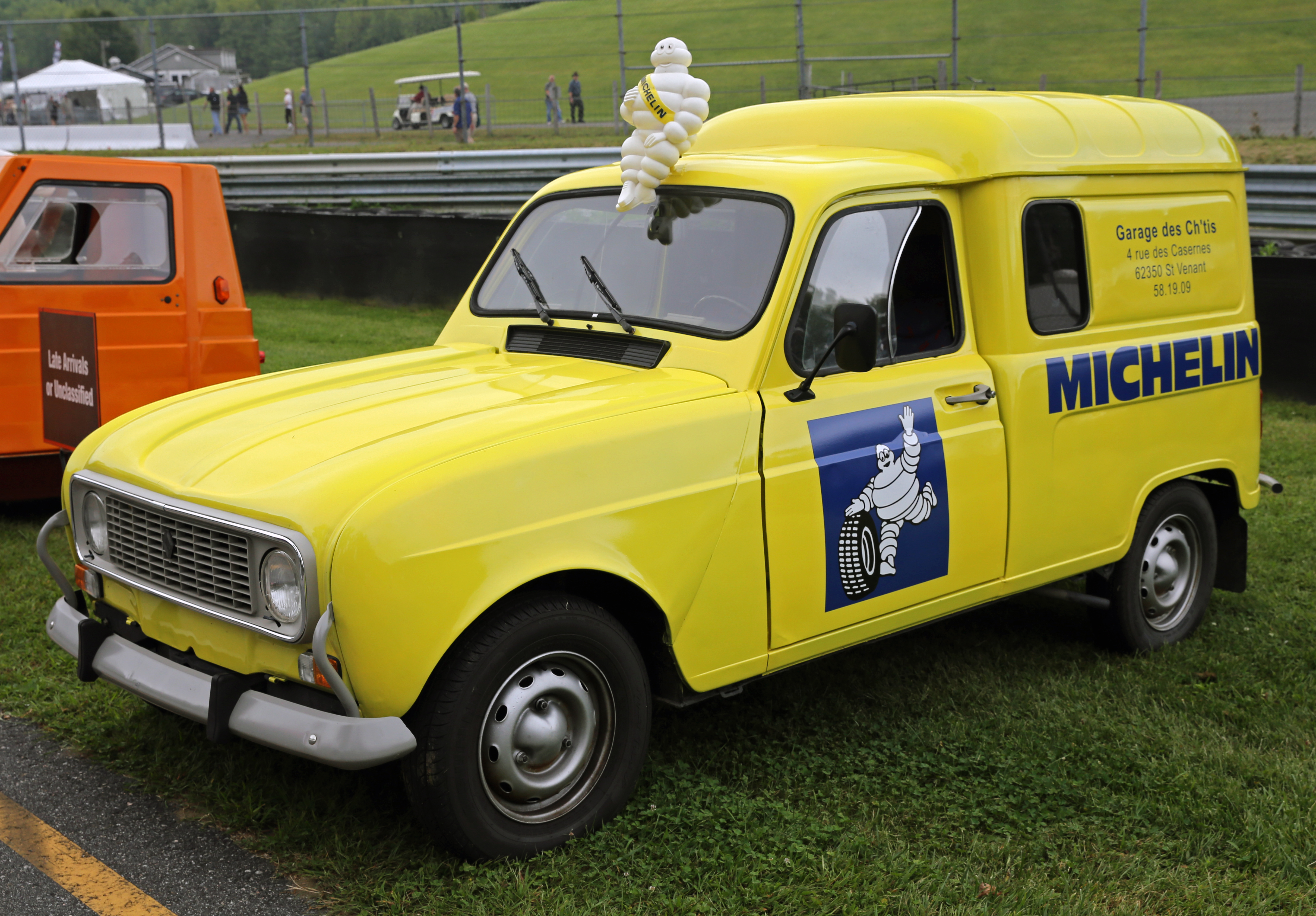 Renault 4 F4 fourgonnette "Michelin".jpg Wikimedia Commons