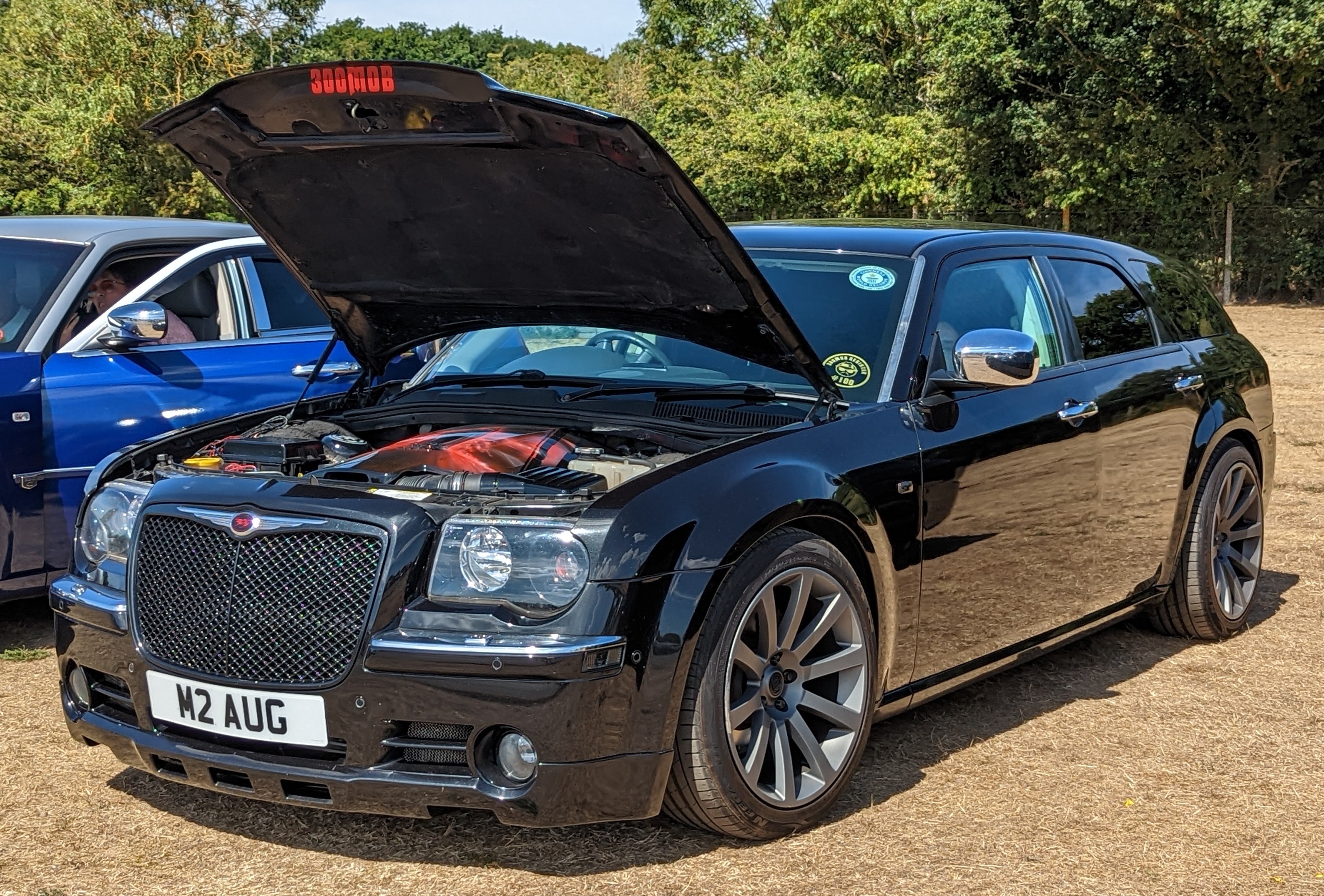 Chrysler 300c vs Bentley