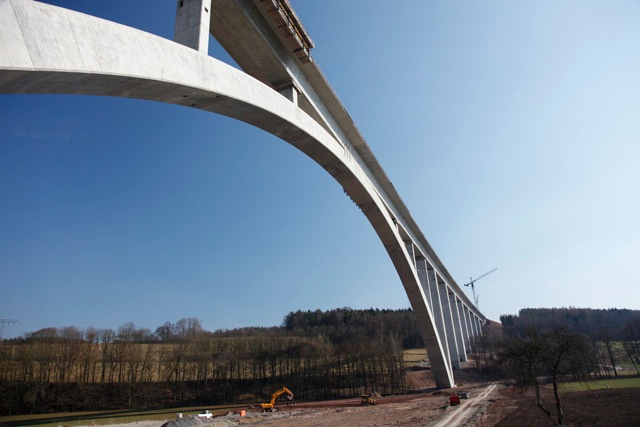 File:Bogen der Grümpentalbrücke.jpg