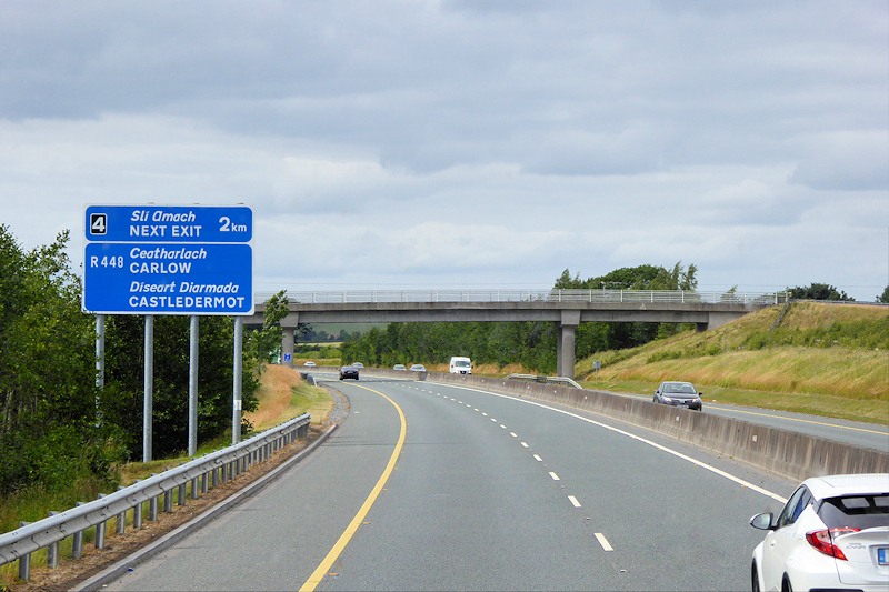 File:Bridge over the M9 - geograph.org.uk - 6078034.jpg