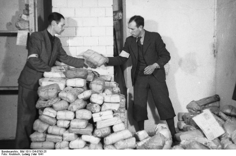 Polen, Warschauer Ghetto.- Postzensurstelle.- Zwei Männer mit Armbinde mit Judenstern beim Sortieren von Päckchen; PK 689