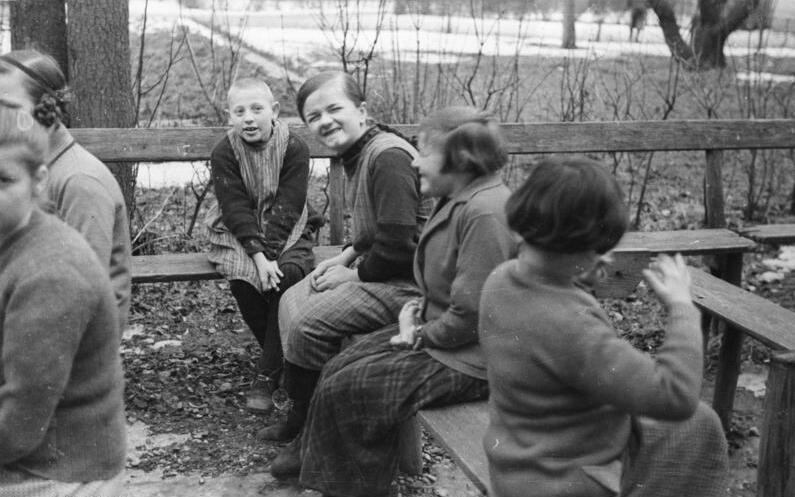 File:Bundesarchiv Bild 152-04-12, Heilanstalt Schönbrunn, Kinder.jpg