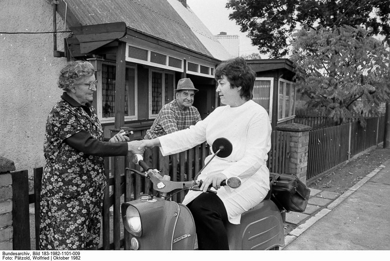 Les MZ c'est pas du cinéma ! - Page 4 Bundesarchiv_Bild_183-1982-1101-009%2C_Kreis_Gadebusch%2C_Gemeindeschwester