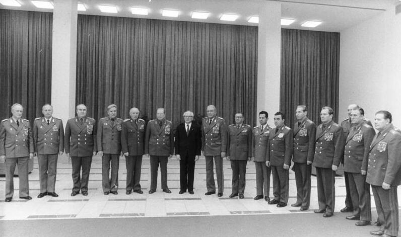 File:Bundesarchiv Bild 183-1983-1020-040, Berlin, Verteidigungsminister Warschauer Vertrag.jpg