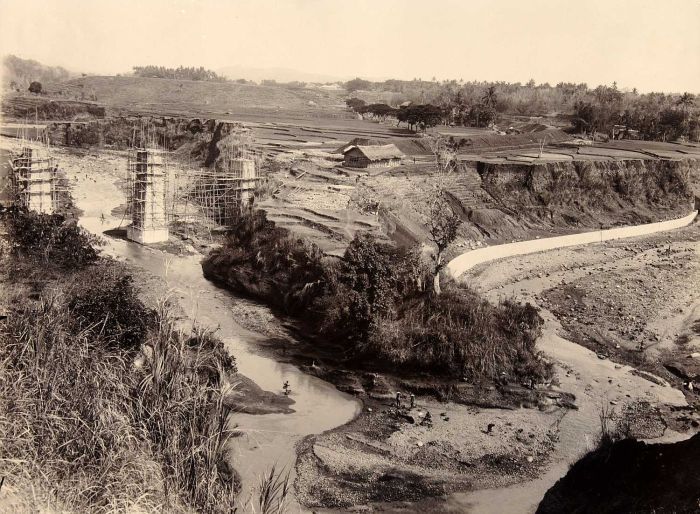 File:COLLECTIE TROPENMUSEUM Aanleg van een spoorbrug over de Kali Glagah TMnr 60052242.jpg