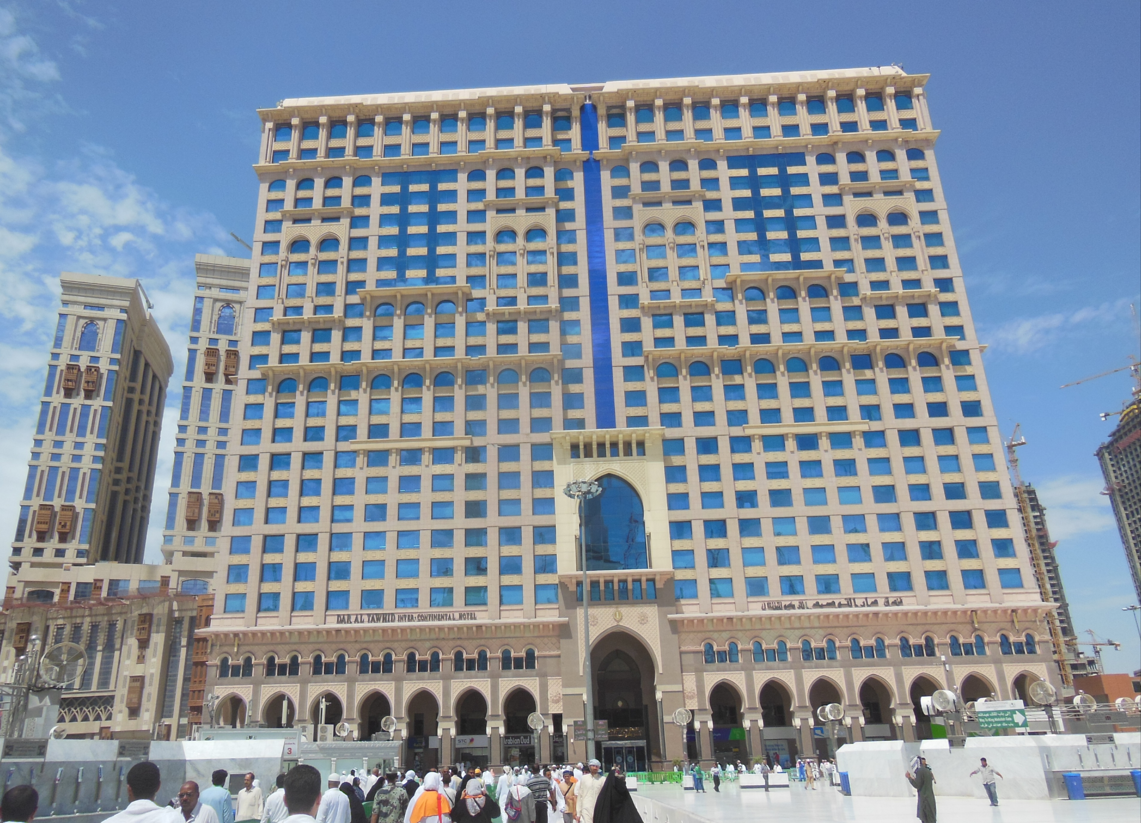 Здание в мекке. Отель INTERCONTINENTAL Makkah. Интерконтиненталь в Мекке. Dar al Tawhid INTERCONTINENTAL Hotel Makkah. Infinity Hotel Makkah.