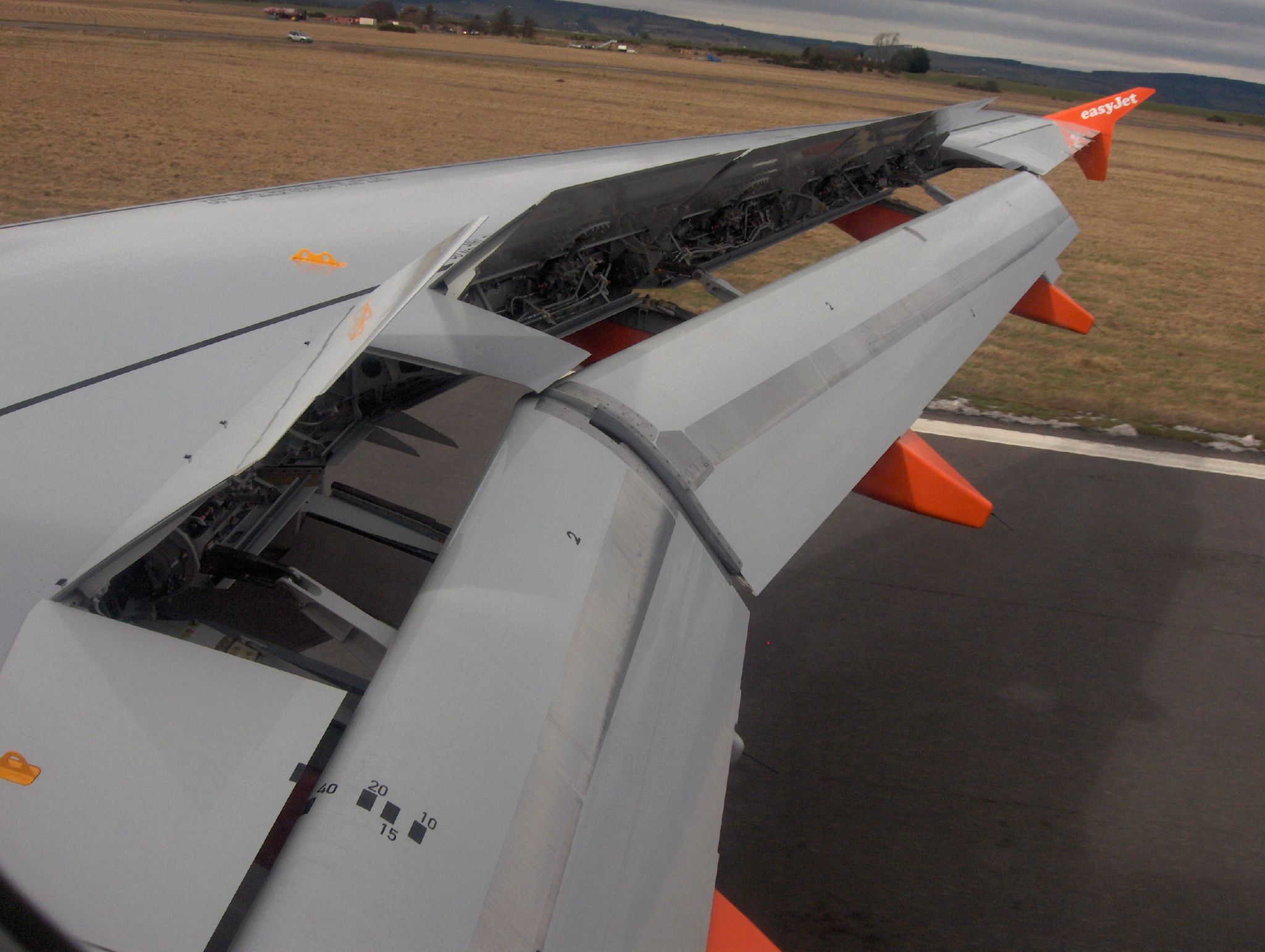 737 hydraulic spoilers.jpg  Commons  wing Wikimedia File:EasyJet A319