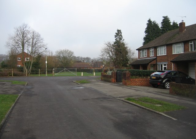 File:End of Oaklands Way - geograph.org.uk - 1081096.jpg