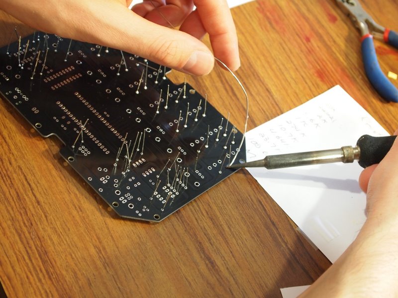 File:Eric Archer soldering a MeeBlip 6 - MeeBlip build session, Austin, TX, 2010-10-17.jpg