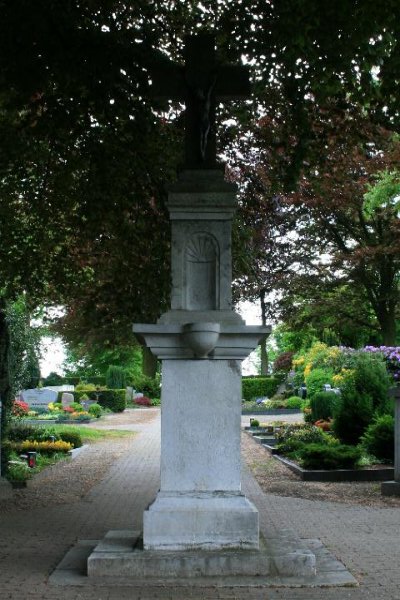 File:Erkelenz-Lövenich Denkmal-Nr. 232, Friedhof Lövenich (3854).jpg