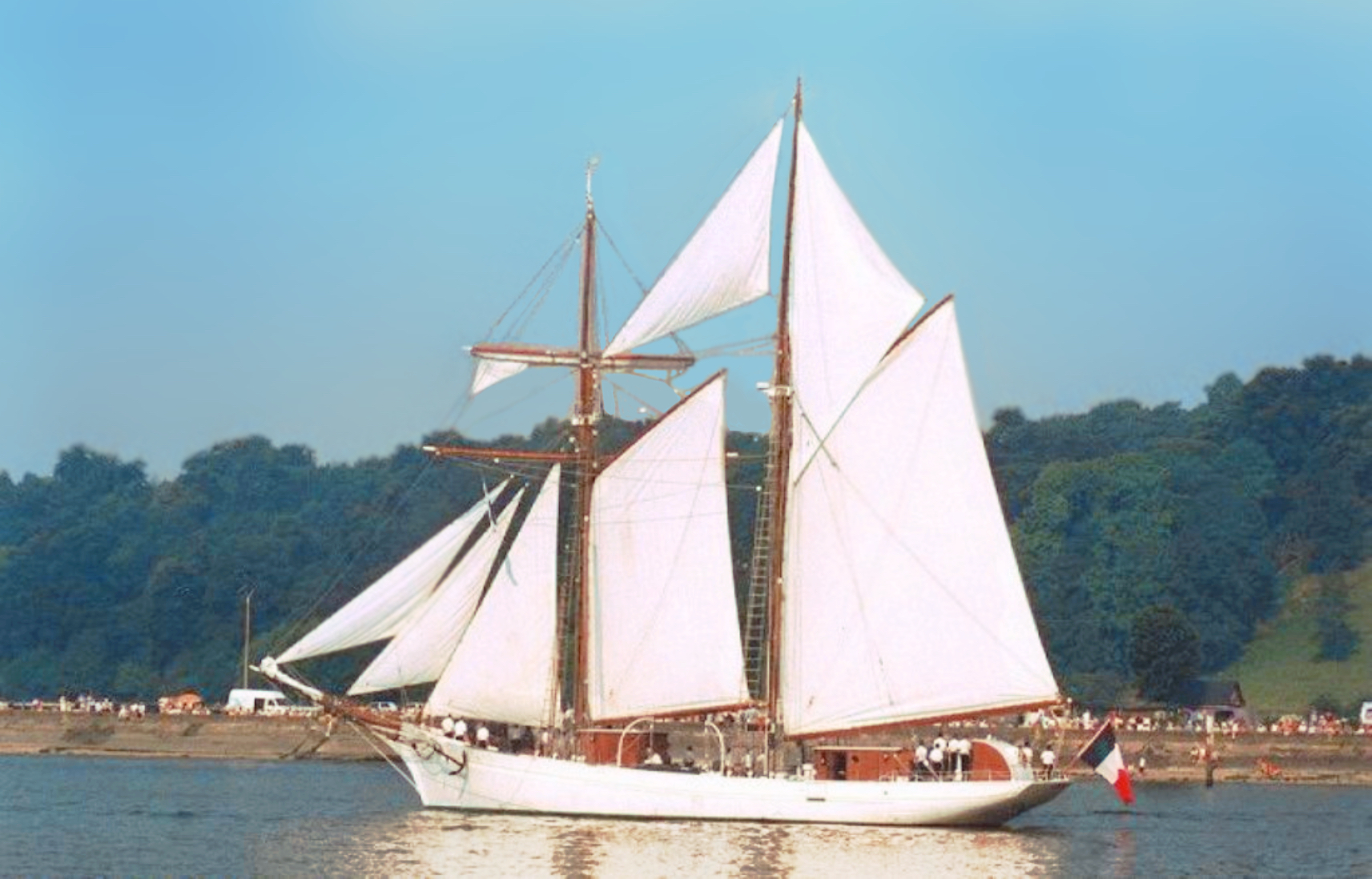 La goleta de Michel, la Trompeter, saliendo de su puerto base.