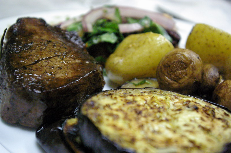 File:Filet mignon with mushrooms and vegetables (1).jpg