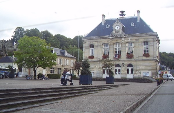 File:French town halls Pierrefonds front.jpg